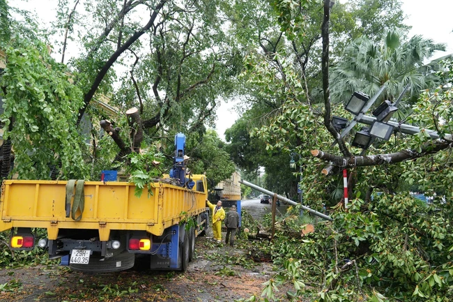 Hà Nội huy động hơn 100 công nhân môi trường dọn dẹp vệ sinh các tuyến phố nội đô - Ảnh 21.