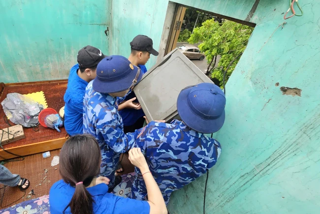 Hà Nội huy động hơn 100 công nhân môi trường dọn dẹp vệ sinh các tuyến phố nội đô - Ảnh 26.