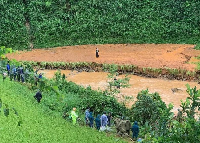 Cao Bằng: Tìm thấy thêm 5 nạn nhân bị đất vùi lấp, còn 33 người mất tích - Ảnh 1.